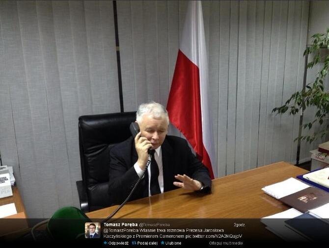 JarosĹ‚aw KaczyĹ„ski rozmawia z Davidem Cameronem (fot. Twitter.com)