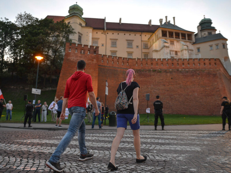 Protesty na Wawelu podczas wizyty Kaczyńskiego. Odpalona raca i starcia z policją