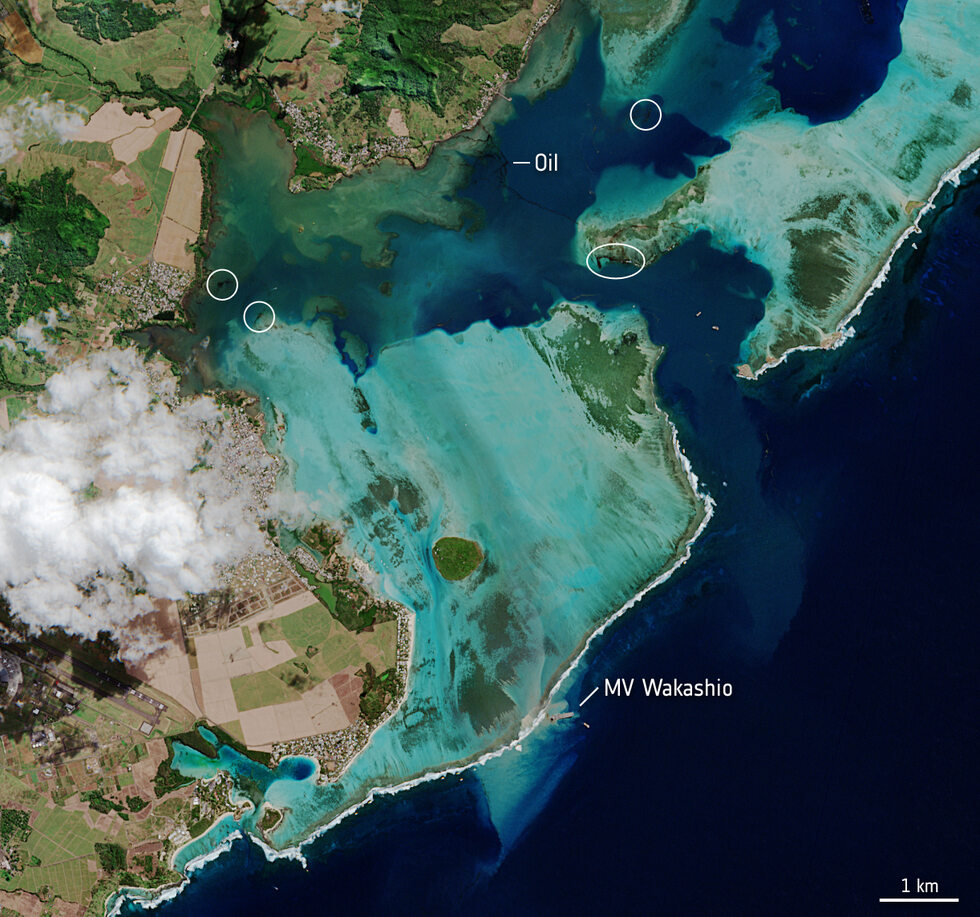 Wyciek ropy naftowej na Mauritiusie widoczny z kosmosu. ESA pokazuje  zdjęcia MV Wakashio – Wprost